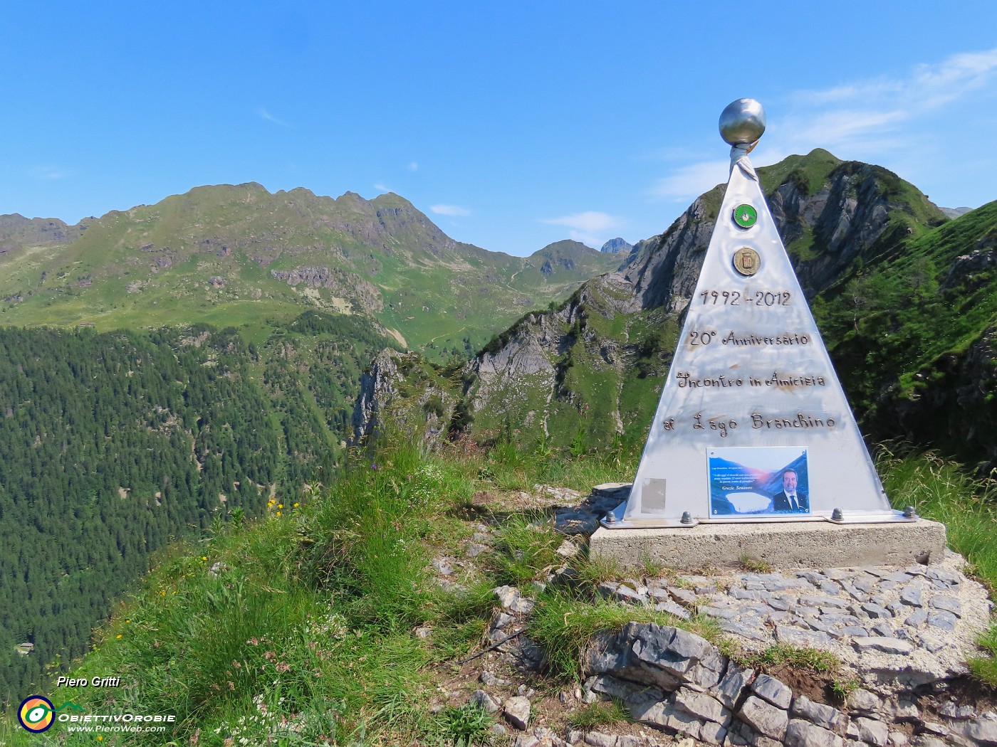 42 Anticima sud Corno Branchino (1917 m)  con cippo commemorativo.JPG
